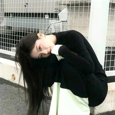 赤裸并存在著
